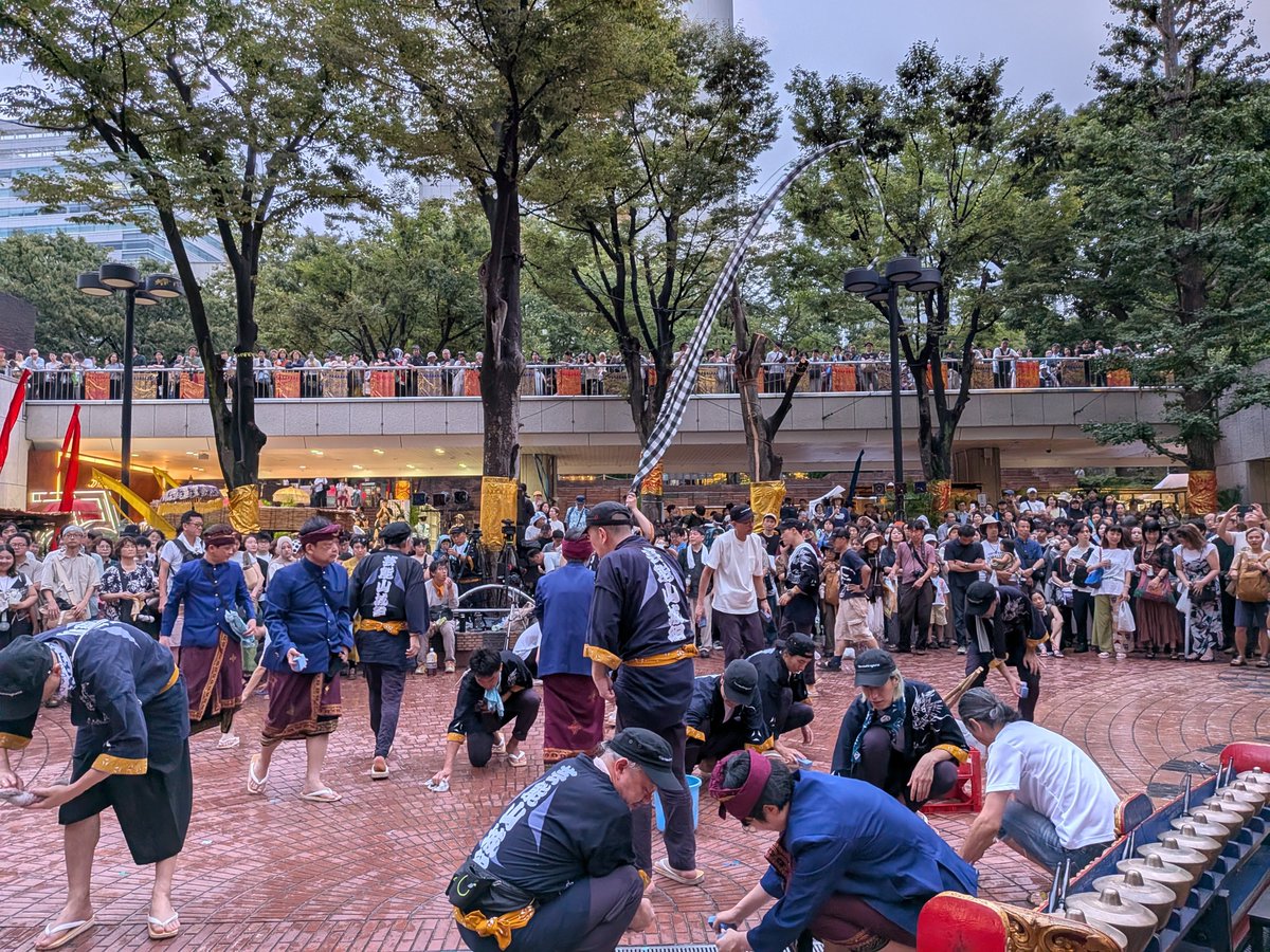 yamashirogumi's tweet photo. ＼4日目（なんとか無事）終了／
本日はゲリラ豪雨に2度みまわれ、夕方以降の演目にかなり変更が発生してしまいました。目当ての芸能が観られなかったお客様も多く、私たちも口惜しい限りです。

ガムラン中に雨が振り出し、なんとか完奏したものの、雨→養生→原状回復を繰り返し、、満身創痍で臨んだのがラストのケチャでした。ケチャをやるかやらないかもどかしいなかで、お待ち頂いたお客様、ご協力とあたたかいご声援、本当にありがとうございました😭

いよいよ明日が最終日です💪