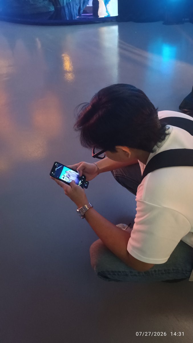 kywupi's tweet photo. lucu bgt pacarku. tiap kita lagi ngedate pasti ngabarin ibunya, terus sekalian kirim foto kita hehe 😭💓 https://t.co/K7sPZpvjBU