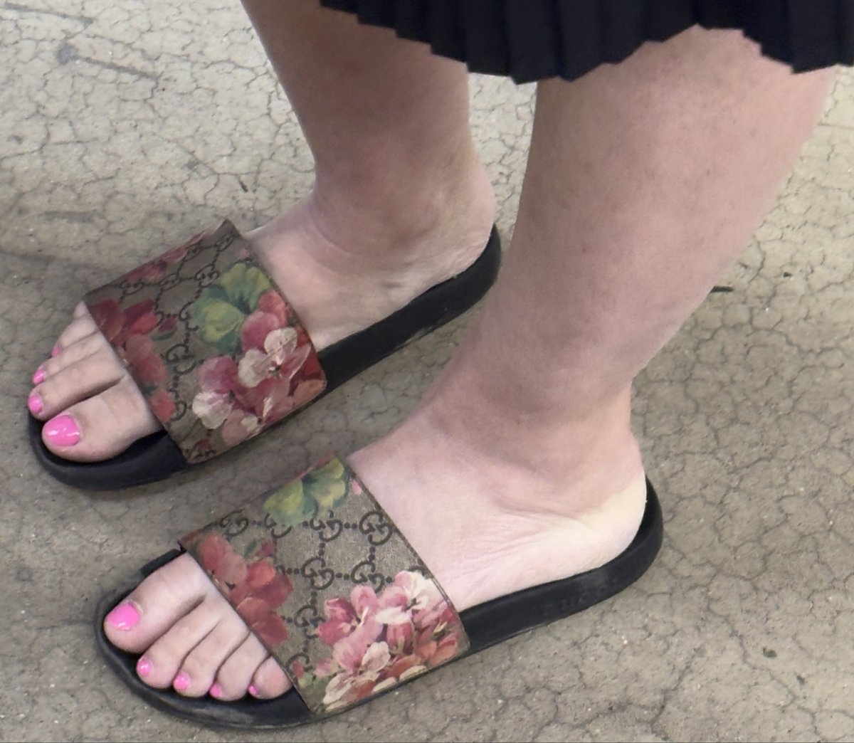 FeetEncounter's tweet photo. The Jewish lady that was asking for help  but I was just taking pics of her pretty pink toes 

#candidfeet #candidtoes #candid #publicfeet #publictoes #pinktoes https://t.co/6ZkYU60jIT