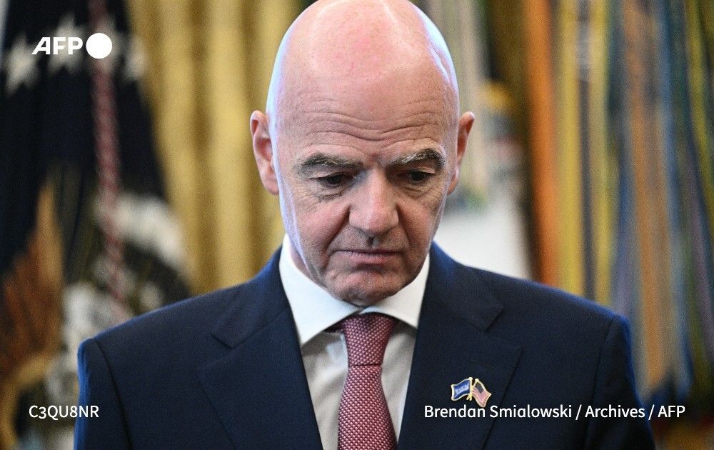 afpfr's tweet photo. ⚽️ Le président de la Fifa Gianni Infantino a "perdu la confiance" de l'UEFA et de "nombreux autres membres de la famille du football", a affirmé samedi la puissante confédération européenne 
➡️ https://t.co/iJWQddyGYA https://t.co/4zt5jM0cZF