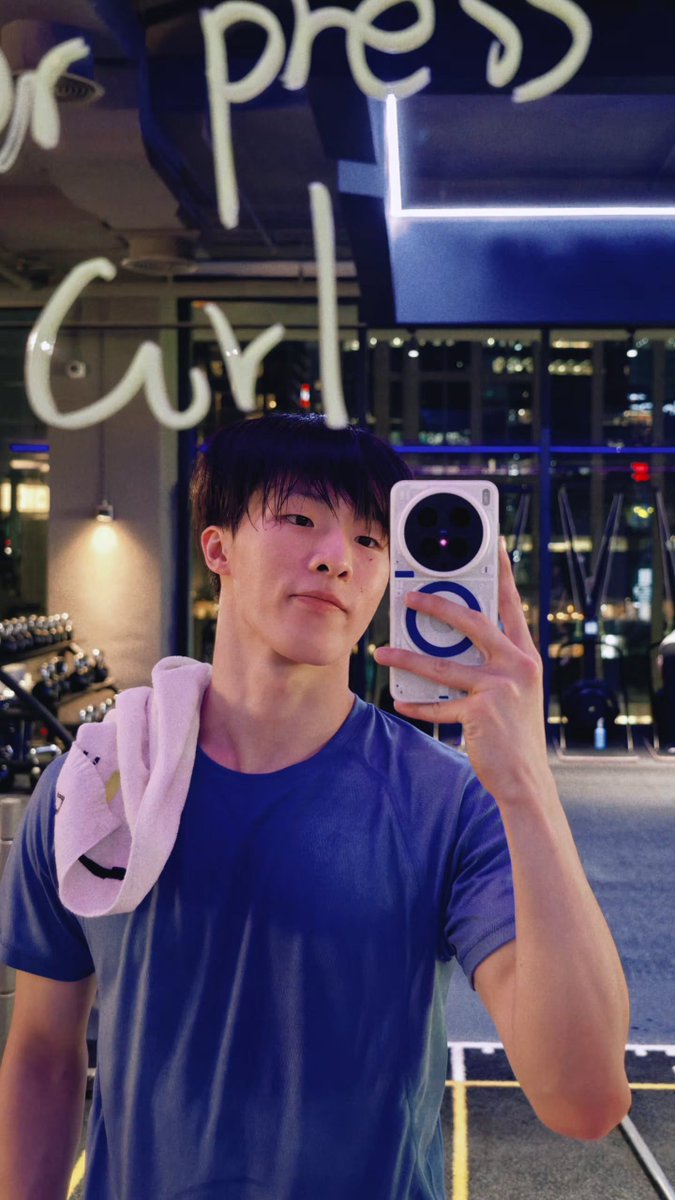 kumarolyo's tweet photo. Vivo หล่อเนอะ https://t.co/DWDkwvSeNc