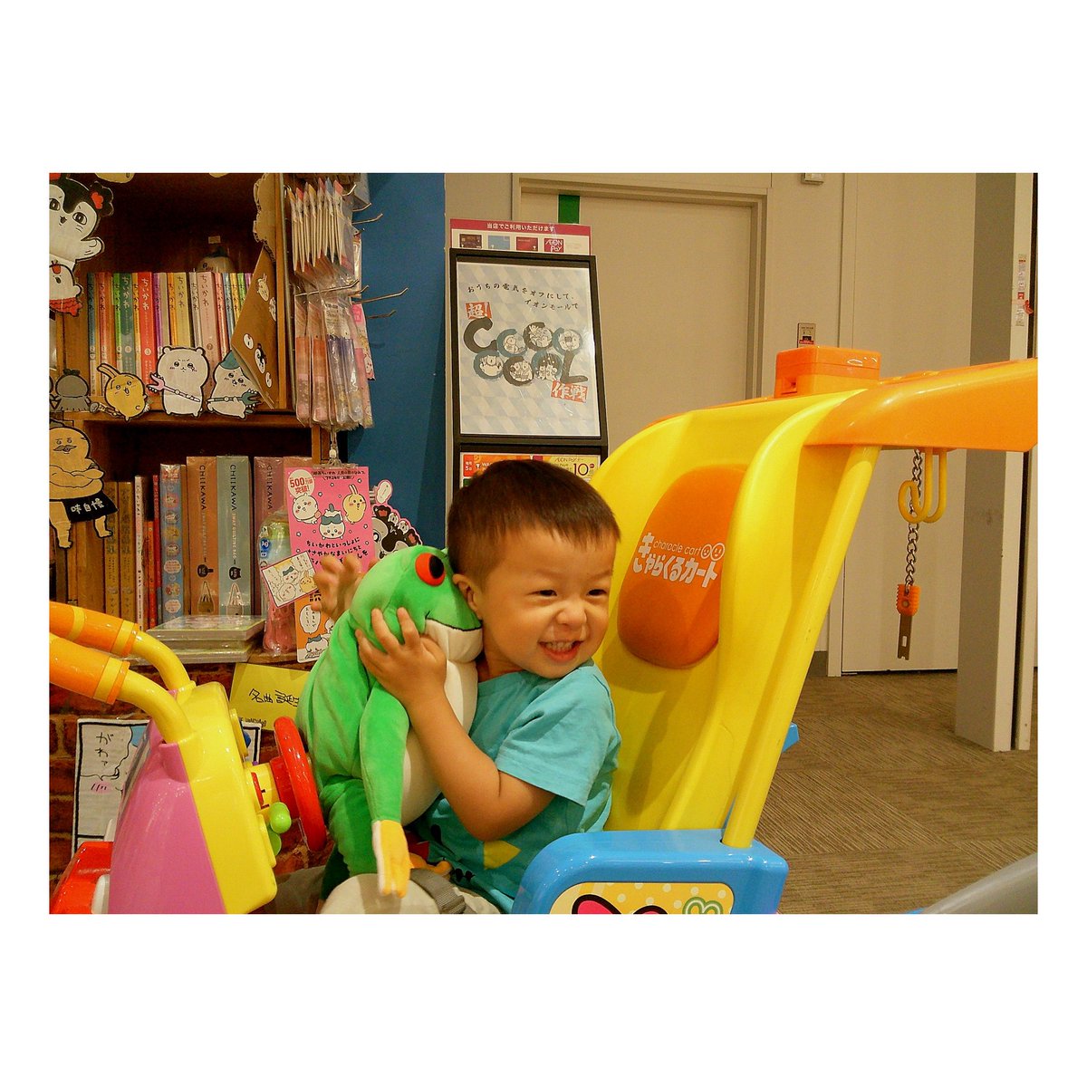 StarrySky_ats2's tweet photo. 長男の新しいクックの購入と、お気に入りのカエルちゃんのビックサイズを見つけて、大喜び。

Camera:Camp Snap 2

#CampSnap https://t.co/esHV77apEj