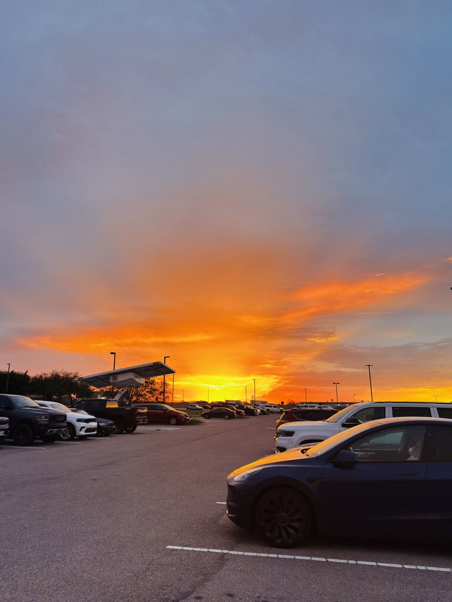 Sikdo_0's tweet photo. @mmmcrunchwrap sunset photo i took https://t.co/UmhFymrQDM
