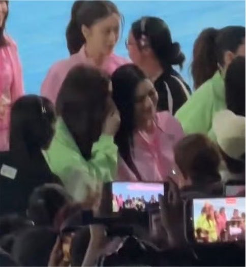 lovsubnews's tweet photo. OP: “Lúc chuẩn bị đi, Ling chạy qua kéo Orm lại, có lẽ là đang hỏi em ấy thế nào. Sau đó hai người khoác tay nhau cùng đi.” 

Cre: 胡言乱语日剂 

LINGORM CH3 SPORT DAY 2026 
#LingOrmGirlsCup2026 https://t.co/BntJpDOosH
