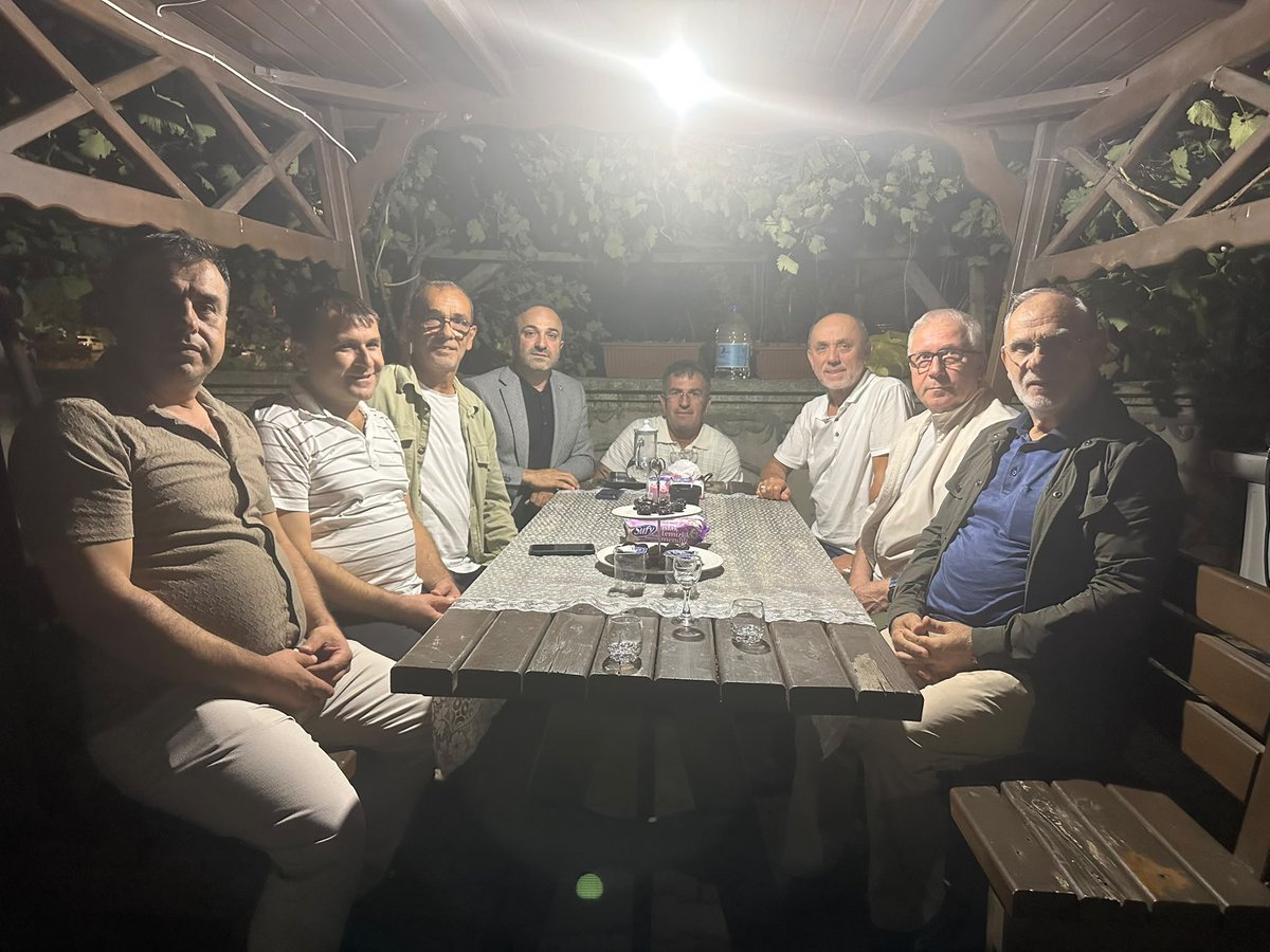 AkPartiErenler's tweet photo. Büyükesence Mahalle Muhtarımız Sadettin Duman ve kıymetli hemşehrimiz Kadir Şarbalkan’ı, mübarek Umre ibadetlerini tamamlayarak yurda dönmeleri vesilesiyle ziyaret ettik.

Rabbim yapmış oldukları ibadetleri kabul, umrelerini mebrur eylesin. Kendilerine sağlık, huzur ve bereket dolu bir ömür diliyor, misafirperverlikleri ve samimi ev sahiplikleri için teşekkür ediyoruz.