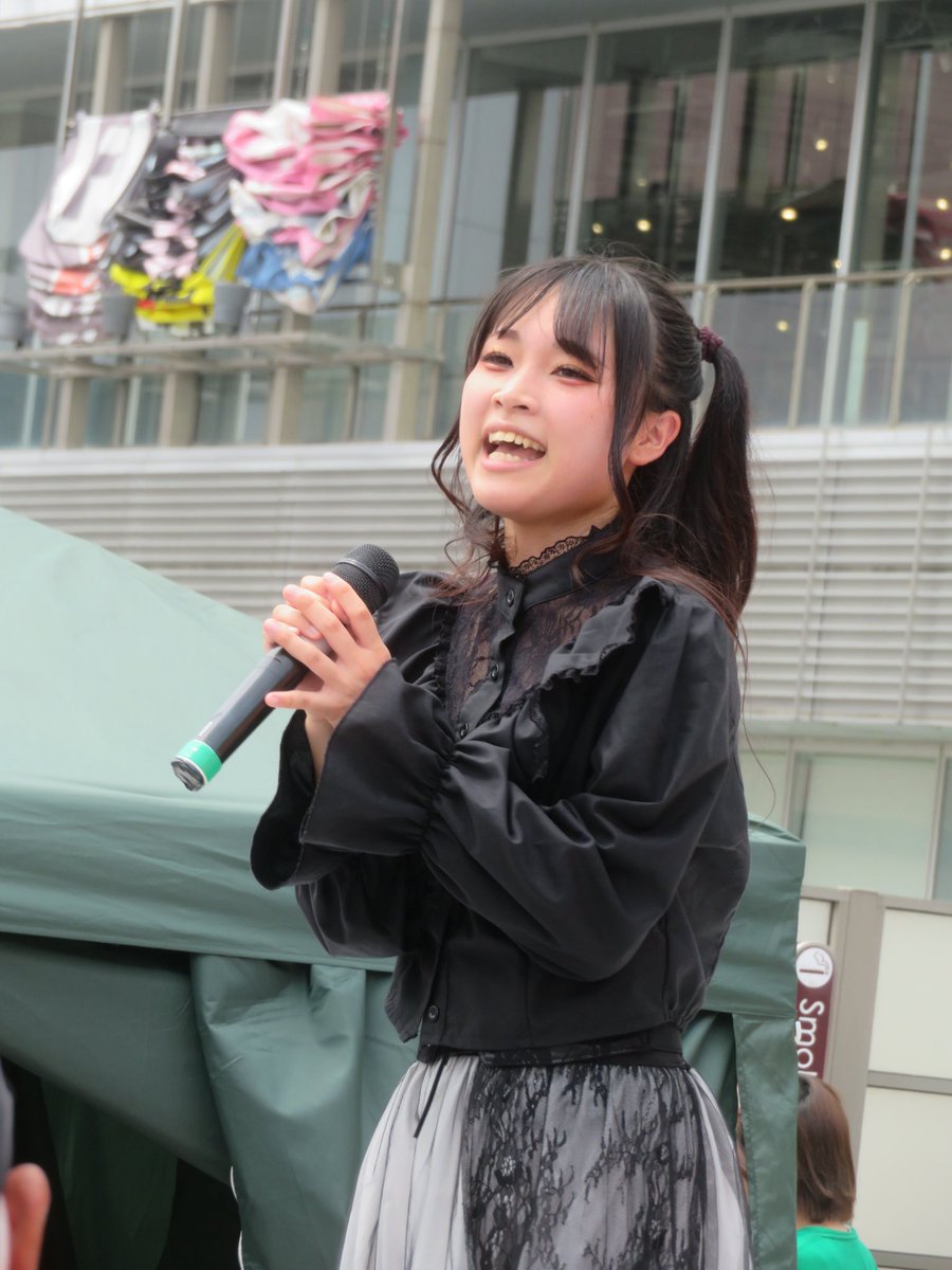 HarusameTwin's tweet photo. 水戸駅南口ステージ、茨城県トップはREINAさん。
笠間以来で、ちょっとお久しぶり。
安定のステージの中に、初めて聞く懐メロも。

オリジナル曲の掛け声のタイミング、相変わらず難しい😓

個人の感想ですが、いつもより微妙に大人しめだったのは、暑さのせい？🤔
#れいなsun
#REINA さん https://t.co/klxGEgsYnj