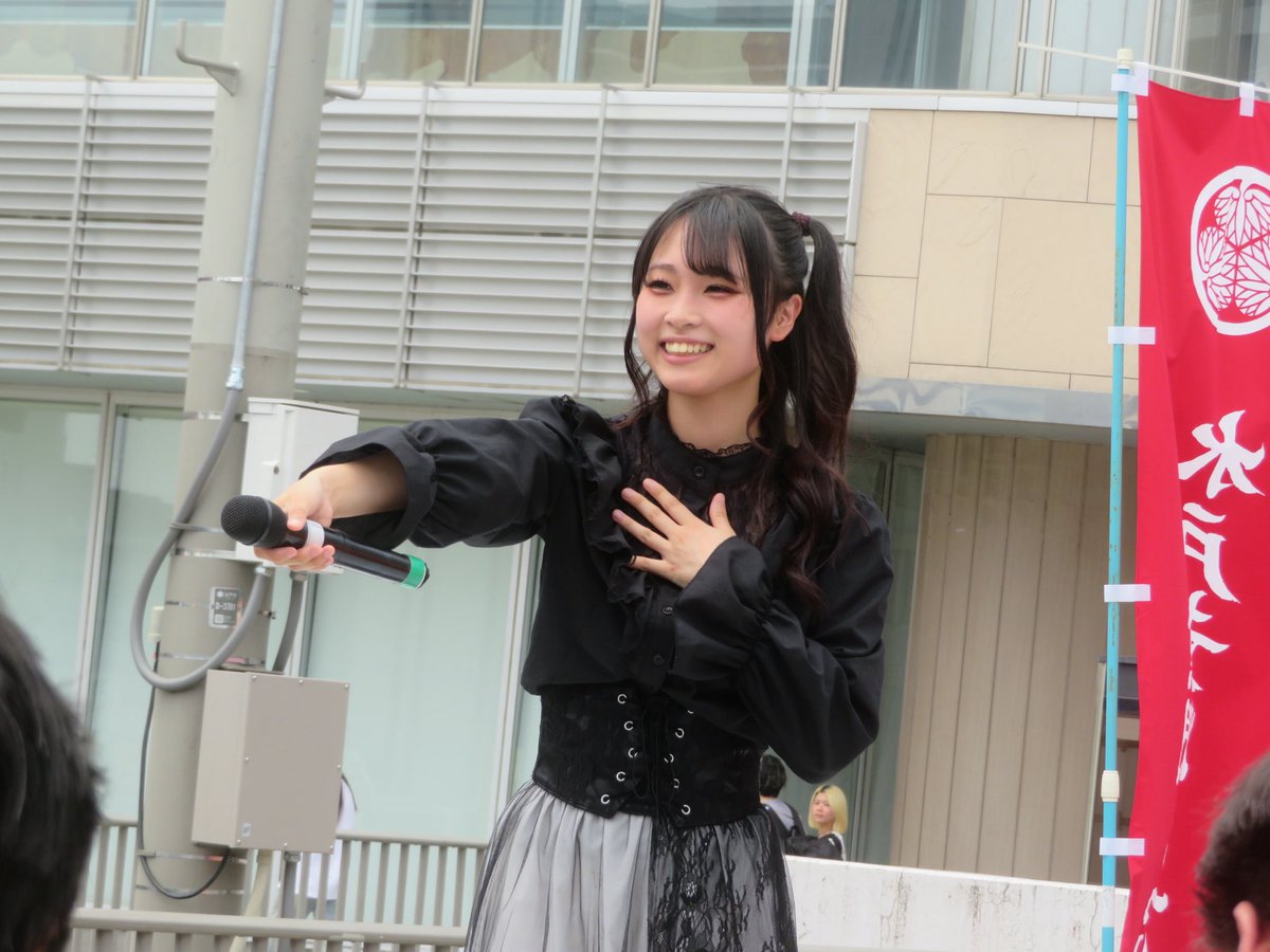 HarusameTwin's tweet photo. 水戸駅南口ステージ、茨城県トップはREINAさん。
笠間以来で、ちょっとお久しぶり。
安定のステージの中に、初めて聞く懐メロも。

オリジナル曲の掛け声のタイミング、相変わらず難しい😓

個人の感想ですが、いつもより微妙に大人しめだったのは、暑さのせい？🤔
#れいなsun
#REINA さん https://t.co/klxGEgsYnj