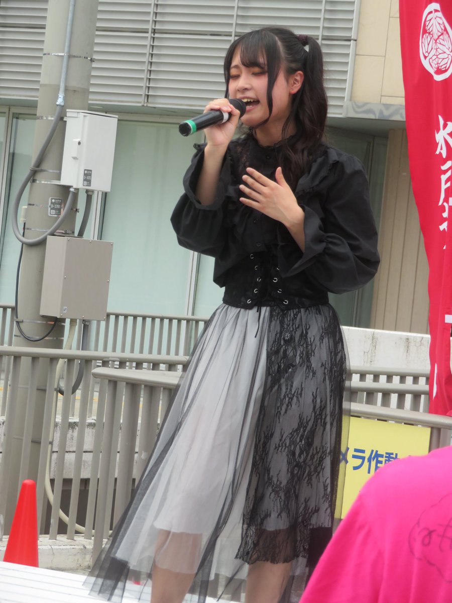 HarusameTwin's tweet photo. 水戸駅南口ステージ、茨城県トップはREINAさん。
笠間以来で、ちょっとお久しぶり。
安定のステージの中に、初めて聞く懐メロも。

オリジナル曲の掛け声のタイミング、相変わらず難しい😓

個人の感想ですが、いつもより微妙に大人しめだったのは、暑さのせい？🤔
#れいなsun
#REINA さん https://t.co/klxGEgsYnj