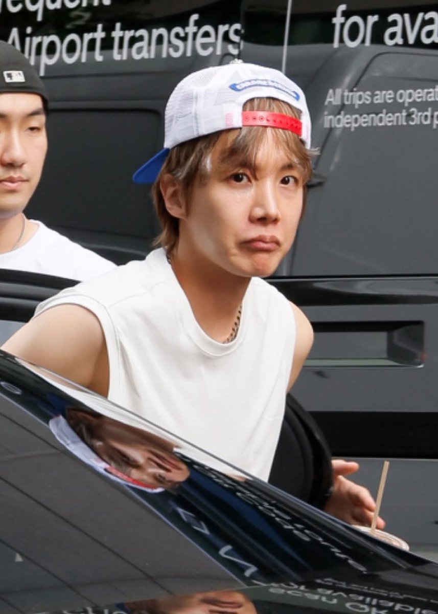 JHPOPBASE's tweet photo. j-hope on the streets of NYC https://t.co/CGJY8sUemX
