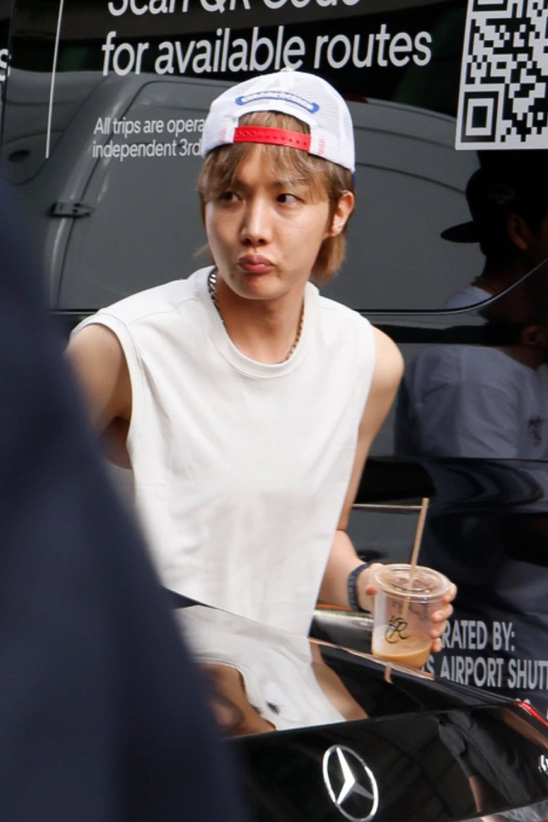 JHPOPBASE's tweet photo. j-hope on the streets of NYC https://t.co/CGJY8sUemX