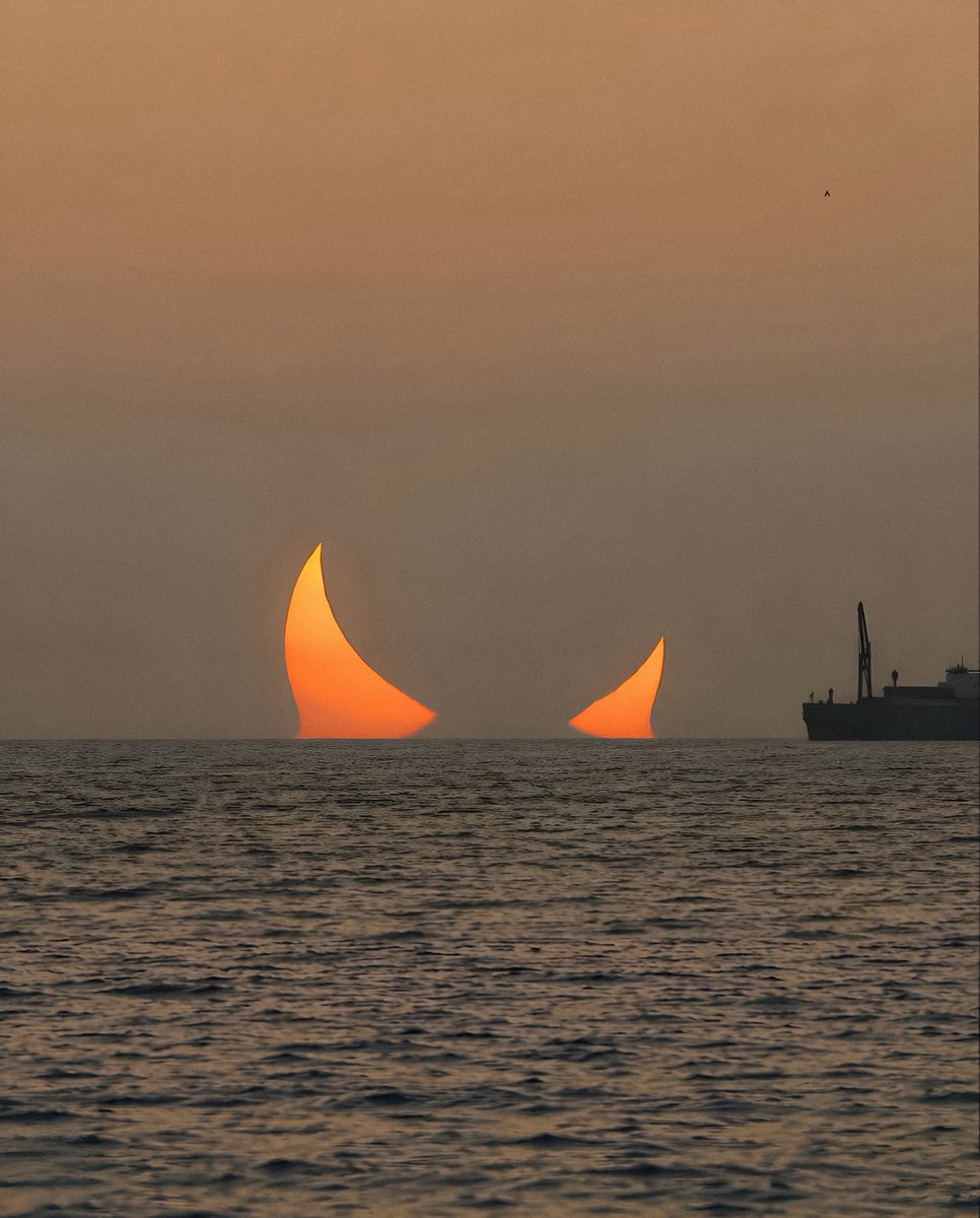 artindetails's tweet photo. a crescent made of fire. https://t.co/3VDyLsMspr