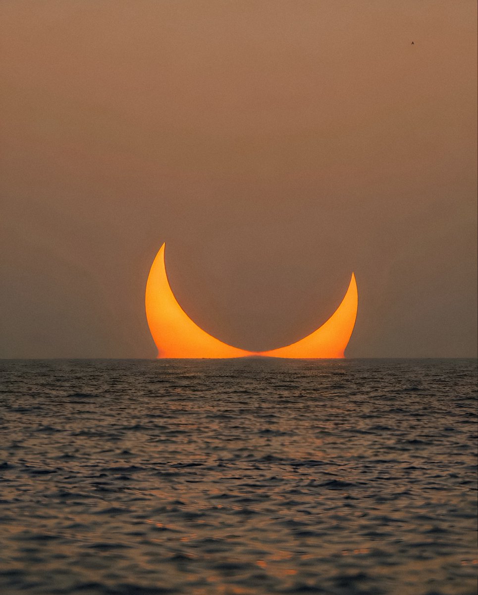 artindetails's tweet photo. a crescent made of fire. https://t.co/3VDyLsMspr