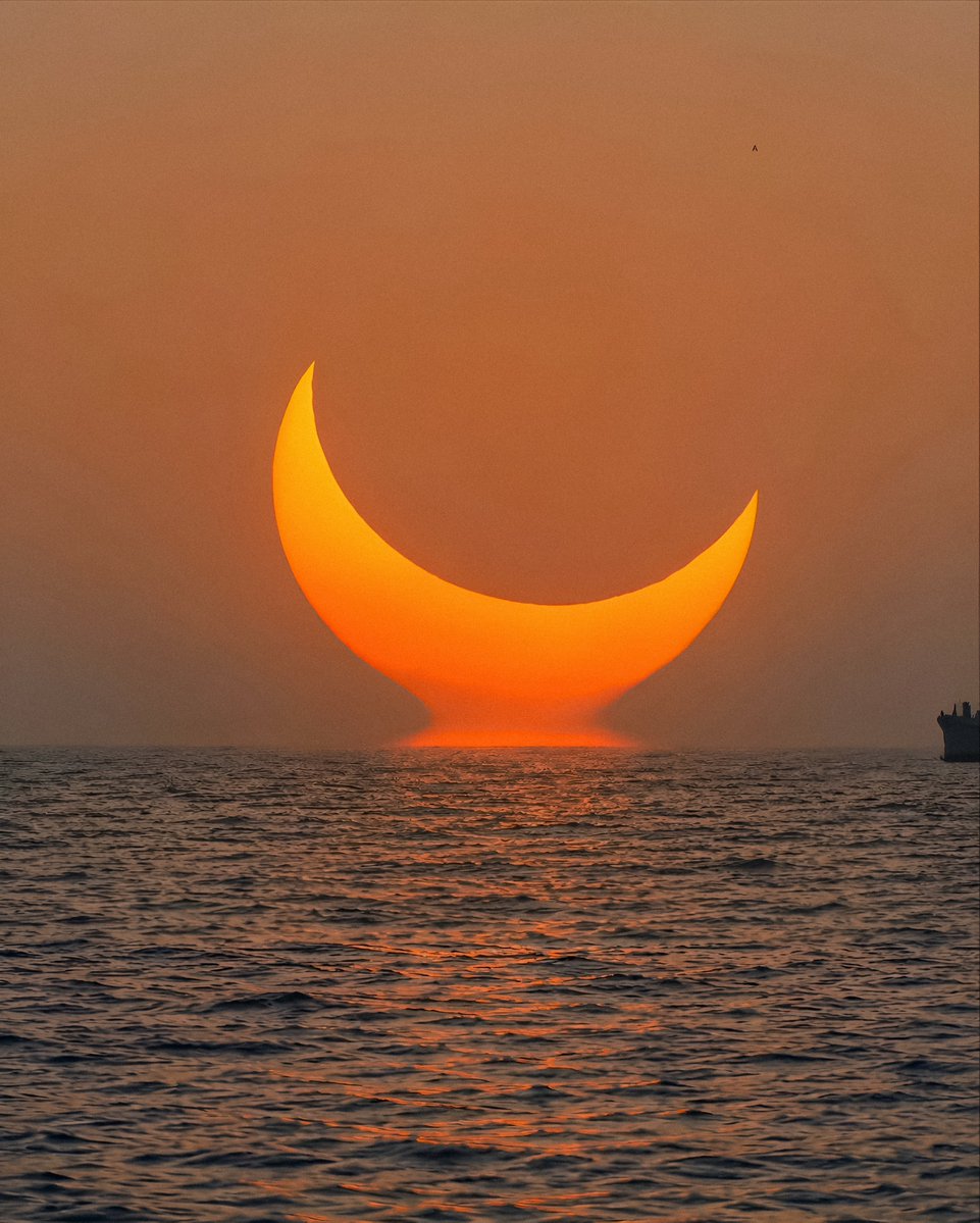 artindetails's tweet photo. a crescent made of fire. https://t.co/3VDyLsMspr
