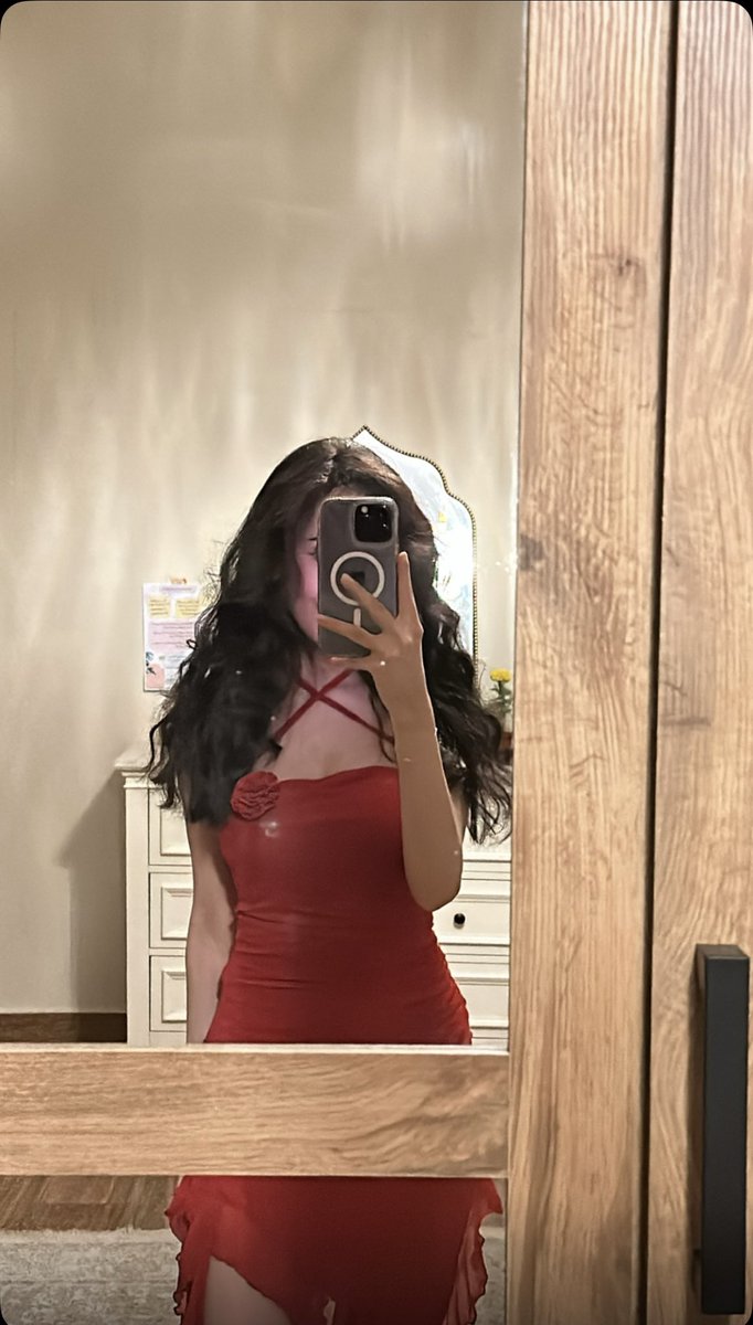 shu9li's tweet photo. red ❤️❤️ https://t.co/sH6xTIV34G