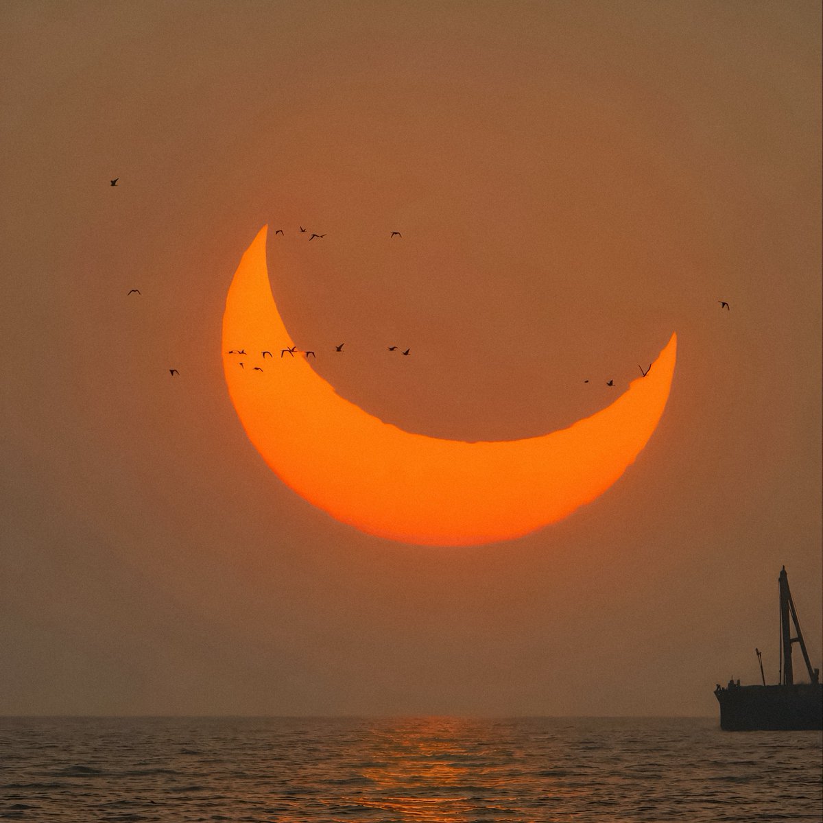 artindetails's tweet photo. a crescent made of fire. https://t.co/3VDyLsMspr