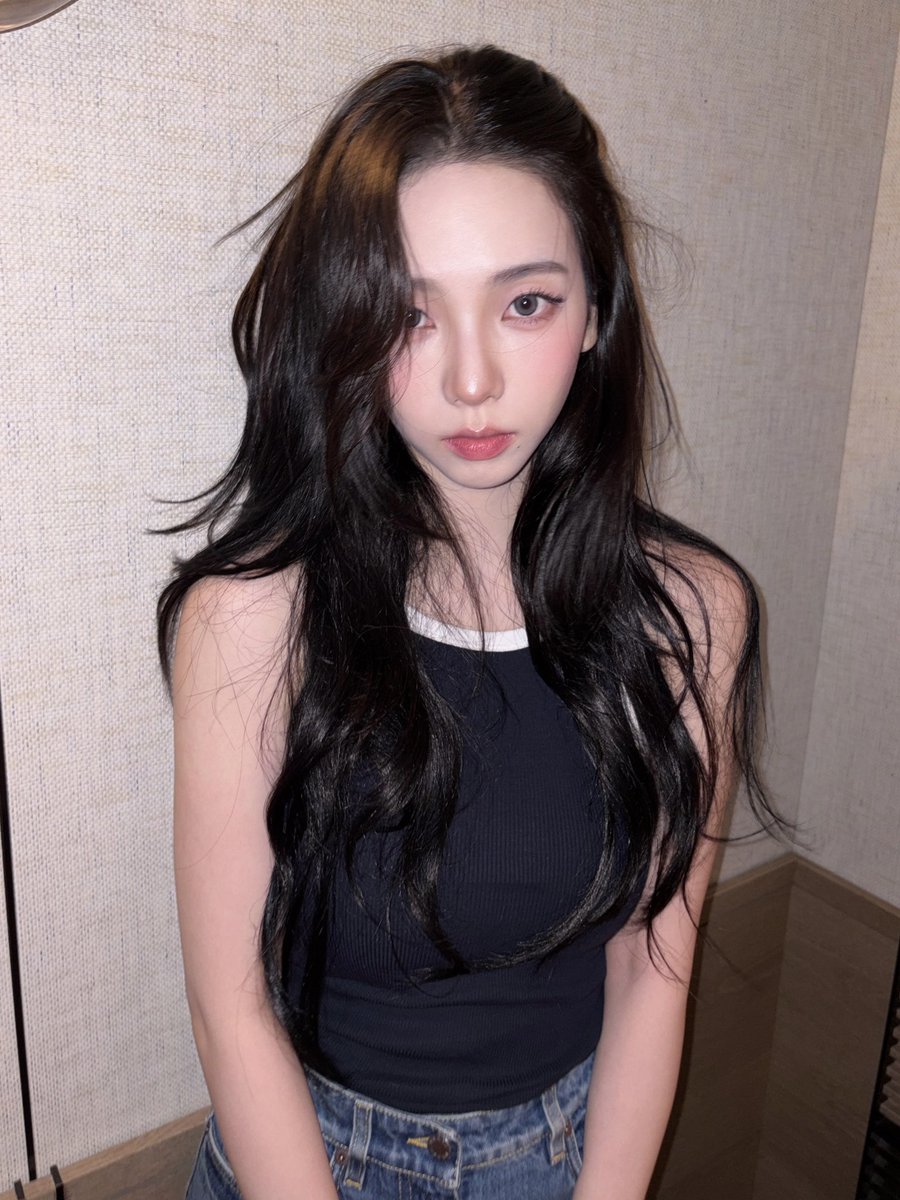 ujiminphoria's tweet photo. MISS KARINA?!?? SHE’S SO FINE MYGOD https://t.co/Jry0dJyY6w