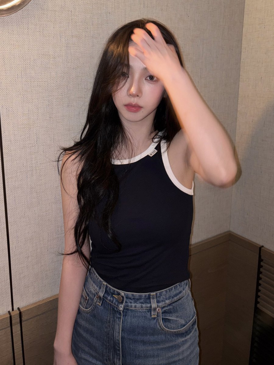 ujiminphoria's tweet photo. MISS KARINA?!?? SHE’S SO FINE MYGOD https://t.co/Jry0dJyY6w