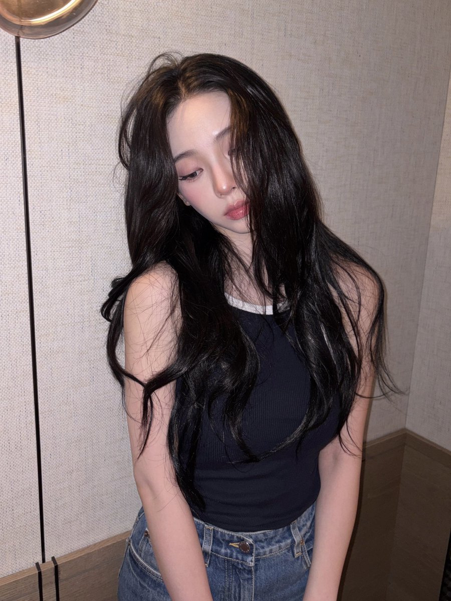 ujiminphoria's tweet photo. MISS KARINA?!?? SHE’S SO FINE MYGOD https://t.co/Jry0dJyY6w