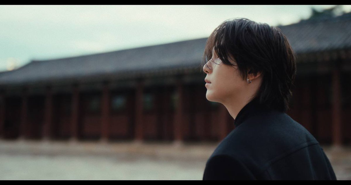 Taegi_outro's tweet photo. Actualización del Director del documental de Netflix de BTS, Bao M Nguyen en IG | #BTS 

Hace aproximadamente un año, comencé a documentar la reunión de BTS.

Descubrí no solo uno de los grupos más grandes del mundo, sino también a siete artistas que, a pesar de su increíble éxito, siguen siendo increíblemente humildes, que se guían por sus principios y que nunca pierden de vista quiénes son y para quién lo hacen.

Fue un gran honor para mí pasar tiempo con ellos y comprender mejor esa conexión extraordinaria que los une con ARMY. La confianza que depositaron en mí, al permitirme contar este capítulo de su historia, nunca la tomaré a la ligera.

Al revisar estas imágenes, estoy agradecida a BTS, a ARMY y a todos los que hicieron posible este año inolvidable.