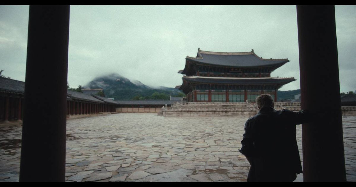 Taegi_outro's tweet photo. Actualización del Director del documental de Netflix de BTS, Bao M Nguyen en IG | #BTS 

Hace aproximadamente un año, comencé a documentar la reunión de BTS.

Descubrí no solo uno de los grupos más grandes del mundo, sino también a siete artistas que, a pesar de su increíble éxito, siguen siendo increíblemente humildes, que se guían por sus principios y que nunca pierden de vista quiénes son y para quién lo hacen.

Fue un gran honor para mí pasar tiempo con ellos y comprender mejor esa conexión extraordinaria que los une con ARMY. La confianza que depositaron en mí, al permitirme contar este capítulo de su historia, nunca la tomaré a la ligera.

Al revisar estas imágenes, estoy agradecida a BTS, a ARMY y a todos los que hicieron posible este año inolvidable.