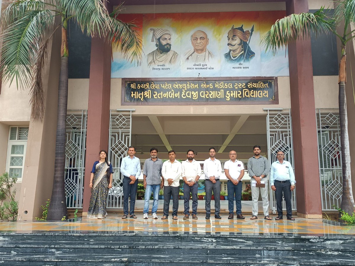 infokutchgog's tweet photo. ભુજની આર.ડી. વરસાણી હાઇસ્કૂલમાં સરકારી યોજનાઓ, બાળ સુરક્ષા અને નશામુક્તિ અંગે જાગૃતિ કાર્યક્રમ યોજાયો

સામાજિક ન્યાય અને અધિકારિતા વિભાગ દ્વારા વિદ્યાર્થીઓ અને શિક્ષકો માટે કલ્યાણકારી યોજનાઓ અને બાળલગ્ન નિવારણ અંગે માર્ગદર્શન આપવામાં આવ્યું https://t.co/UKXOPLPHnF