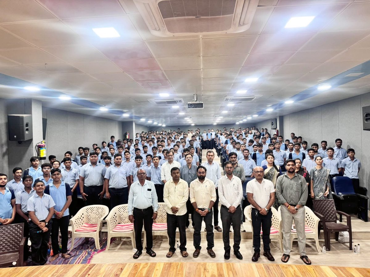 infokutchgog's tweet photo. ભુજની આર.ડી. વરસાણી હાઇસ્કૂલમાં સરકારી યોજનાઓ, બાળ સુરક્ષા અને નશામુક્તિ અંગે જાગૃતિ કાર્યક્રમ યોજાયો

સામાજિક ન્યાય અને અધિકારિતા વિભાગ દ્વારા વિદ્યાર્થીઓ અને શિક્ષકો માટે કલ્યાણકારી યોજનાઓ અને બાળલગ્ન નિવારણ અંગે માર્ગદર્શન આપવામાં આવ્યું https://t.co/UKXOPLPHnF