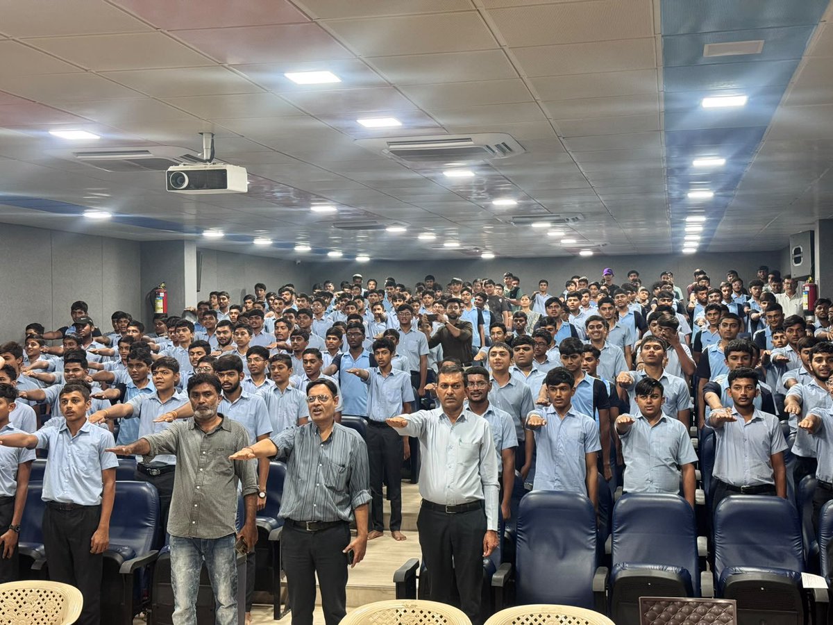 infokutchgog's tweet photo. ભુજની આર.ડી. વરસાણી હાઇસ્કૂલમાં સરકારી યોજનાઓ, બાળ સુરક્ષા અને નશામુક્તિ અંગે જાગૃતિ કાર્યક્રમ યોજાયો

સામાજિક ન્યાય અને અધિકારિતા વિભાગ દ્વારા વિદ્યાર્થીઓ અને શિક્ષકો માટે કલ્યાણકારી યોજનાઓ અને બાળલગ્ન નિવારણ અંગે માર્ગદર્શન આપવામાં આવ્યું https://t.co/UKXOPLPHnF