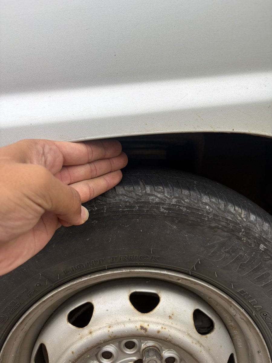 ottonmen2468's tweet photo. 左のフロントのスプリングへし折れて左だけ車高調入れたみたいになってしもた。 https://t.co/q9vw0wezKB