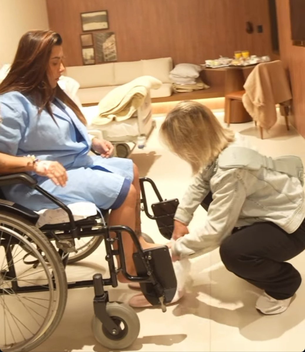 palmeirasteam1's tweet photo. Katia dias, mãe da Tati ajudando a Lauana na chegada do Dom. https://t.co/BuK0AoIiRl