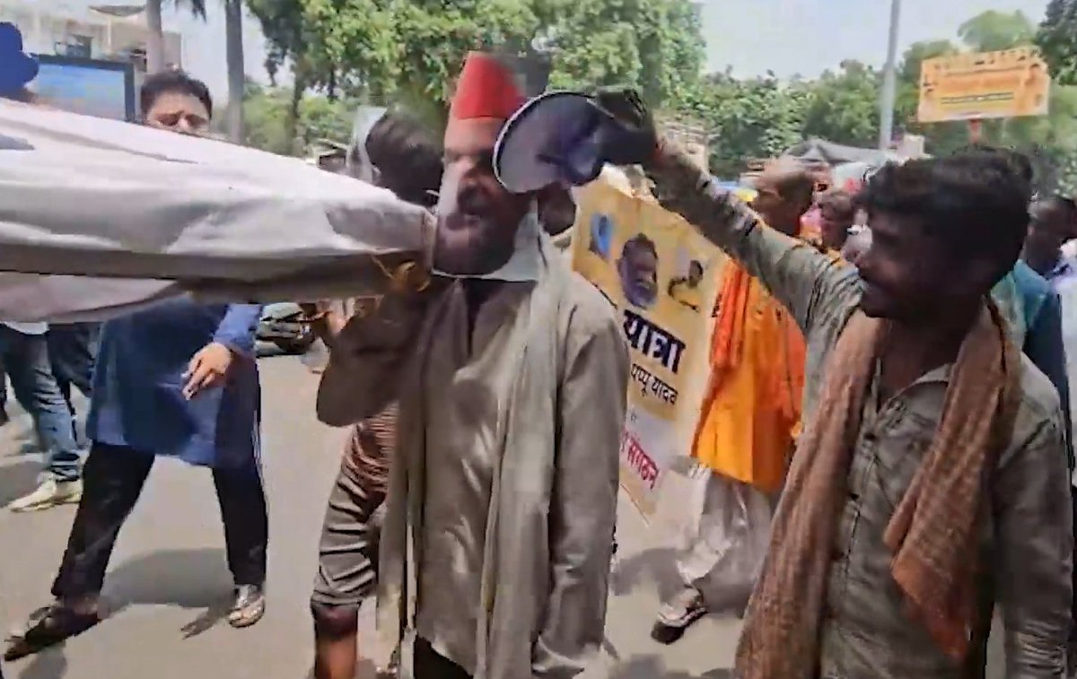 SurajKrBauddh's tweet photo. क्या OBC हिंदू नहीं हैं?

आज लखनऊ में राम मंदिर चोरी को एक्सपोज करने पर मनुपुत्रों ने पप्पू यादव की शवयात्रा निकाली।

साथ ही उन्होंने अखिलेश यादव एवं राहुल के पोस्टर पर जूते-चप्पल भी चलाए। अब BJP के राज में पूर्व OBC सीएम पर जूते चलाए जाएंगे? क्या यही है BJP का हिंदू राष्ट्र? https://t.co/x9WkB0LSqb