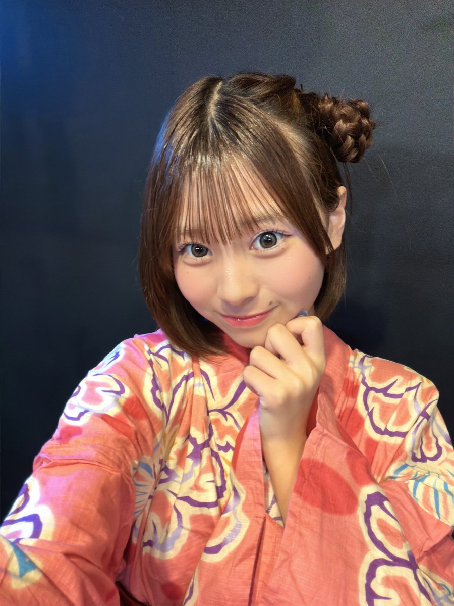 seto_haruna's tweet photo. 浴衣特典会ありがとうございました🎇
ぴんくだと思わなかったでしょ！
みんながたーーーーくさん褒めてくれたから自己肯定感爆上がりしたよ^^
髪の毛はりのまるにやってもらったんだ❣️
ゆずと髪型一緒だったのさ！！髪飾りはゆずの！借りた！ https://t.co/Lqs0SIx5ge