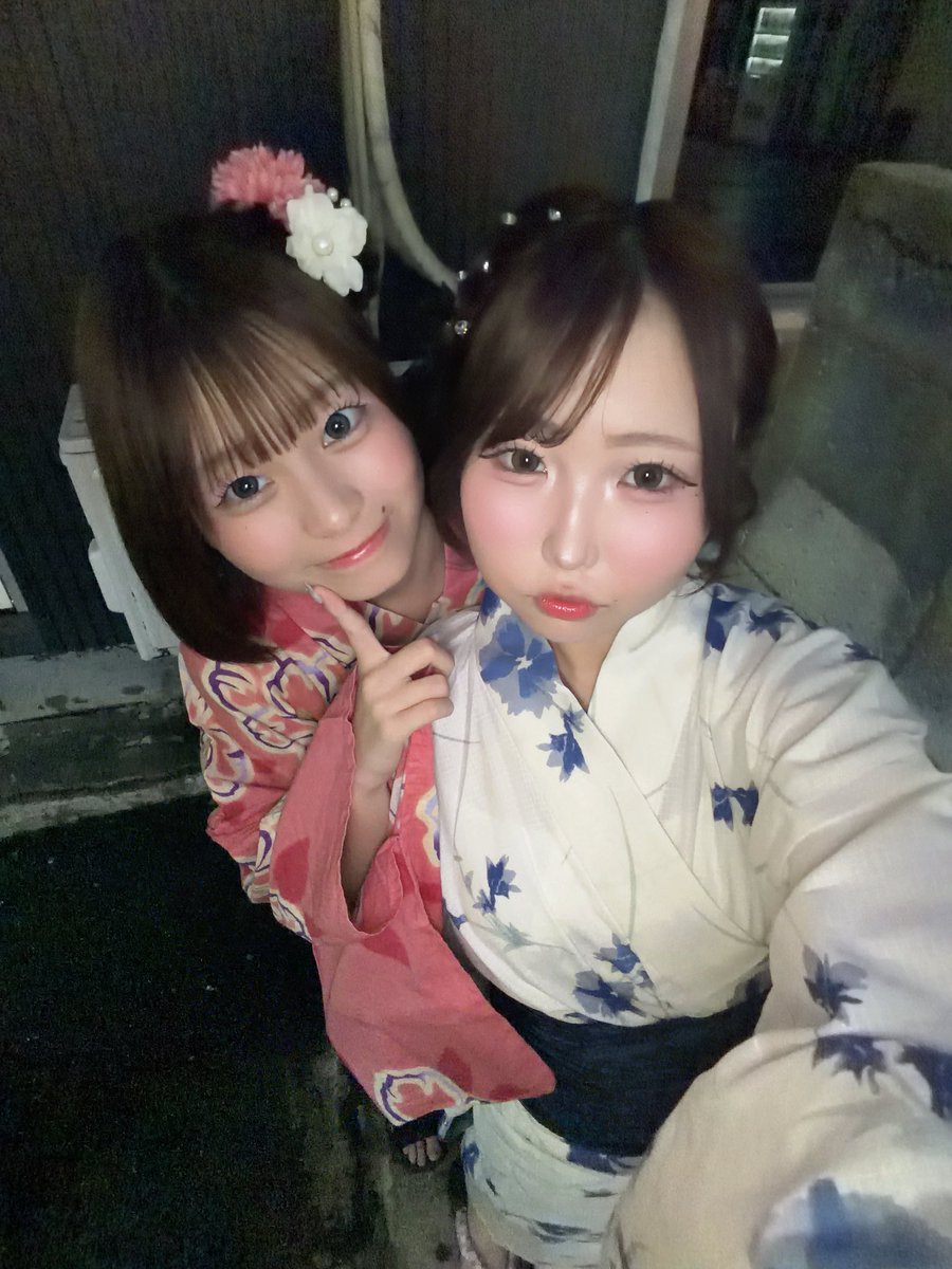 seto_haruna's tweet photo. 浴衣特典会ありがとうございました🎇
ぴんくだと思わなかったでしょ！
みんながたーーーーくさん褒めてくれたから自己肯定感爆上がりしたよ^^
髪の毛はりのまるにやってもらったんだ❣️
ゆずと髪型一緒だったのさ！！髪飾りはゆずの！借りた！ https://t.co/Lqs0SIx5ge