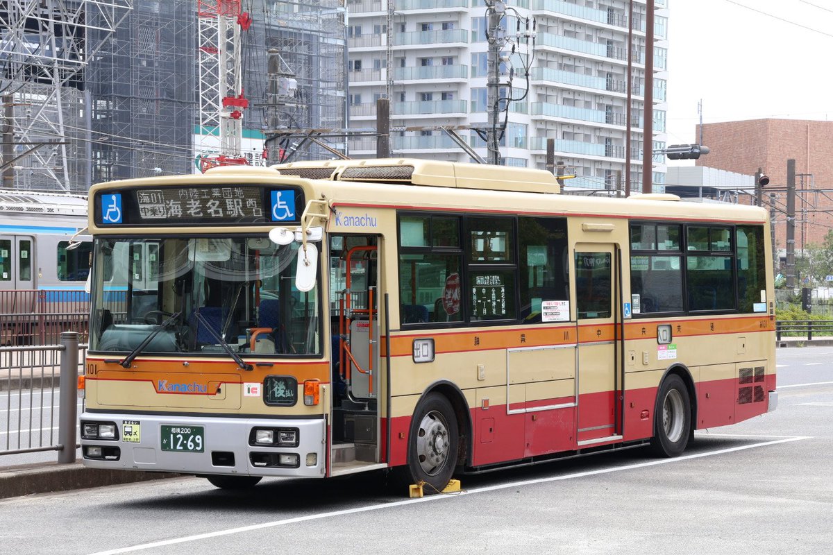 taguchixtu's tweet photo. さて、今日の神奈中は、厚木営業所あ101号車です。神奈中の西工の中でも後期の車です。エアロスターも黒サッシUVカットガラスになった頃ですが、日デは既に黒サッシ。しかし、ガラスが緑になっています。個人的に、前面よりリアの太い赤帯の方が特徴的な感じが。
４社局ツアーの東急は後程。型式問題w https://t.co/EwC8Ne40vu