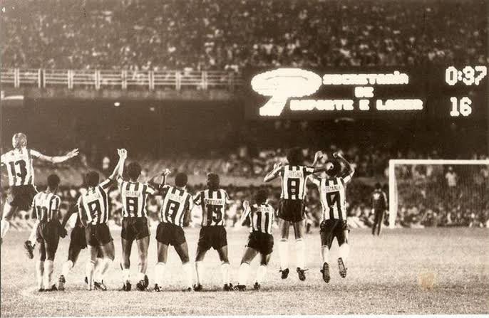 Coritiba's tweet photo. "Hoje, 1º de agosto, em Curitiba, o céu amanheceu branco e verde."

E, 41 anos depois, continua assim.

Como escreveu Leminski, os passarinhos repetiam: "Lela, Lela, Rafael, Rafael". E a cidade inteira aprendeu a cantar junto.

O tempo passou, gerações chegaram, mas aquele sentimento permanece intacto. Porque algumas histórias não ficam no passado: elas se transformam em identidade.

Há 41 anos, o Brasil conhecia o campeão. E Curitiba descobria que aquele orgulho viveria para sempre.