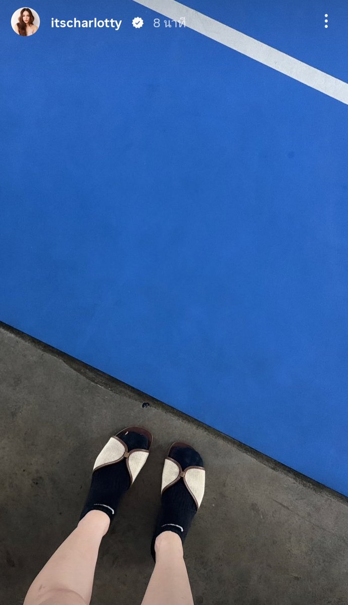 silgallant327's tweet photo. ลูกสาวมาออกกำลังกายหรือถ่ายงานกันนะ ลงรูปให้อยากรู้ แต่ไม่มีใครรู้เพราะชีเก็บความลับเก่งจนงง😆 เหมือนสนามเทสนิส ใส่ถุงเท้าเล่นกีฬา แต่รองเท้ามิใช่

HERE WITH CHARLOTTE01
#ชาล็อตออสติน #CharlotteAustin @itscharlotty https://t.co/JbHzrB3lRh