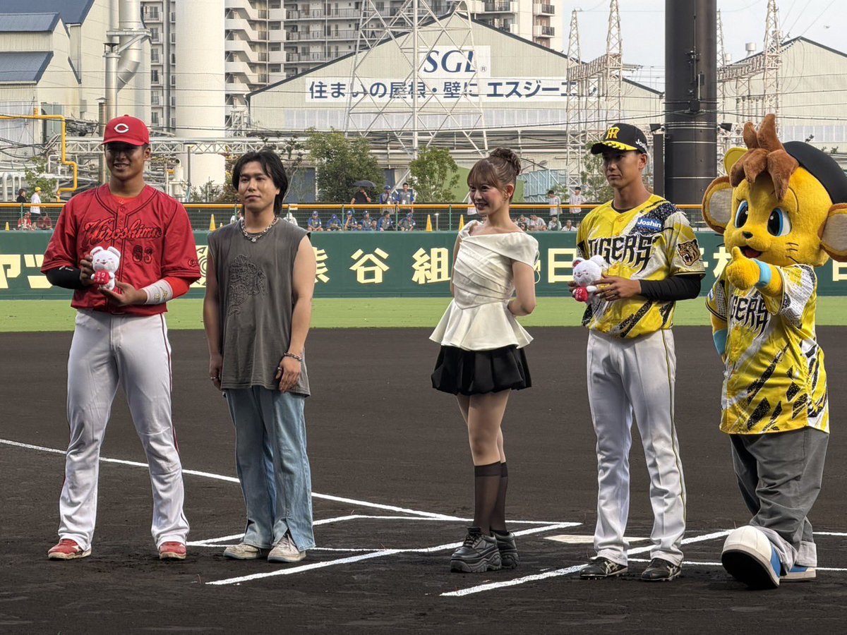 OY_TTK1118's tweet photo. まだまだ余韻に浸ってますが、改めて
SGLスタジアム出演ありがとうございました🙇

本当にあの日、あの時出会わなければ応援してくれてなければ叶うことがなかった。。

始球式イベではありましたが、始球式をもし投げていれば最推し木浪選手に会うことはできなかった。

全てが偶然ではなく運命❤️‍🔥 https://t.co/2Qa2FlM3e5