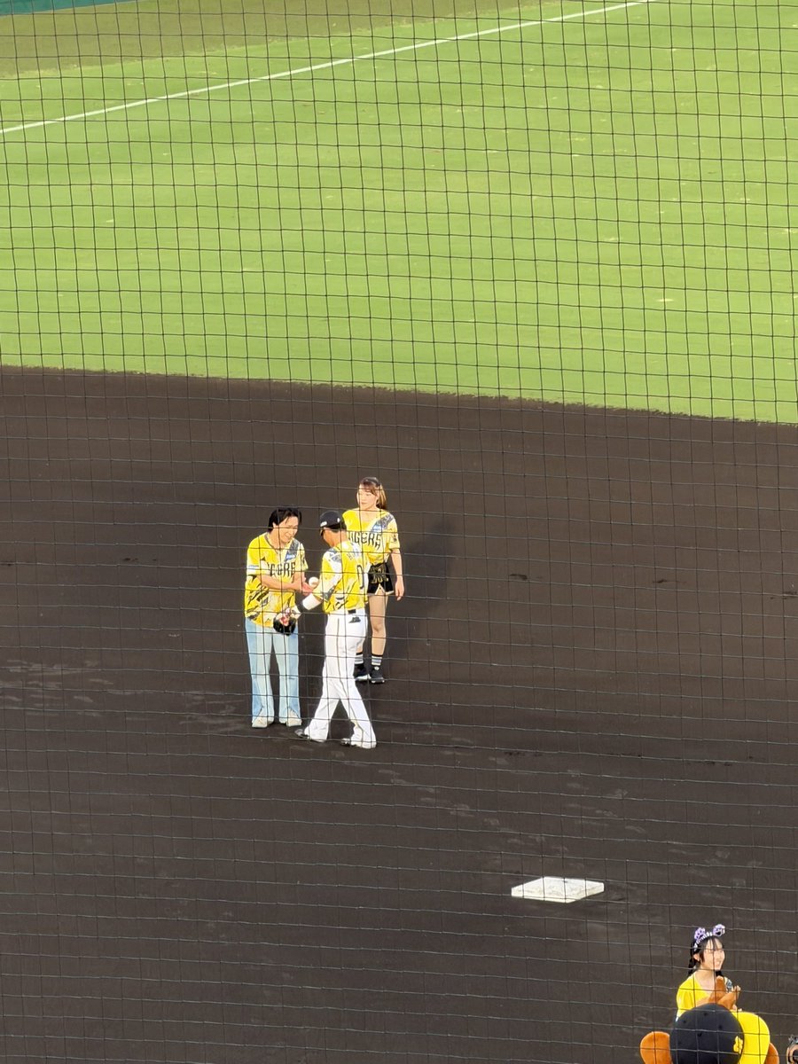 OY_TTK1118's tweet photo. まだまだ余韻に浸ってますが、改めて
SGLスタジアム出演ありがとうございました🙇

本当にあの日、あの時出会わなければ応援してくれてなければ叶うことがなかった。。

始球式イベではありましたが、始球式をもし投げていれば最推し木浪選手に会うことはできなかった。

全てが偶然ではなく運命❤️‍🔥 https://t.co/2Qa2FlM3e5