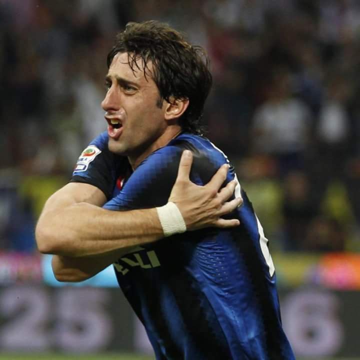 FootballVerse0's tweet photo. 🚨🗣️ 𝗡𝗘𝗪: Not Neymar. Not Suárez. Not Ibrahimović. Not Torres. 

Diego Milito remains the only recognized No. 9 ever named the best player in Europe over Messi and Ronaldo while both were in their prime.

In 2009/10, he scored 30 goals in 52 appearances and found the net in every single trophy-deciding match — the Coppa Italia final, the Scudetto decider, and a brace in the Champions League final to complete Inter's historic treble. 

Sir Alex Ferguson himself ranked him above Messi and Ronaldo that year. One of the most complete individual seasons the sport has ever produced, and still criminally underappreciated. 🇦🇷