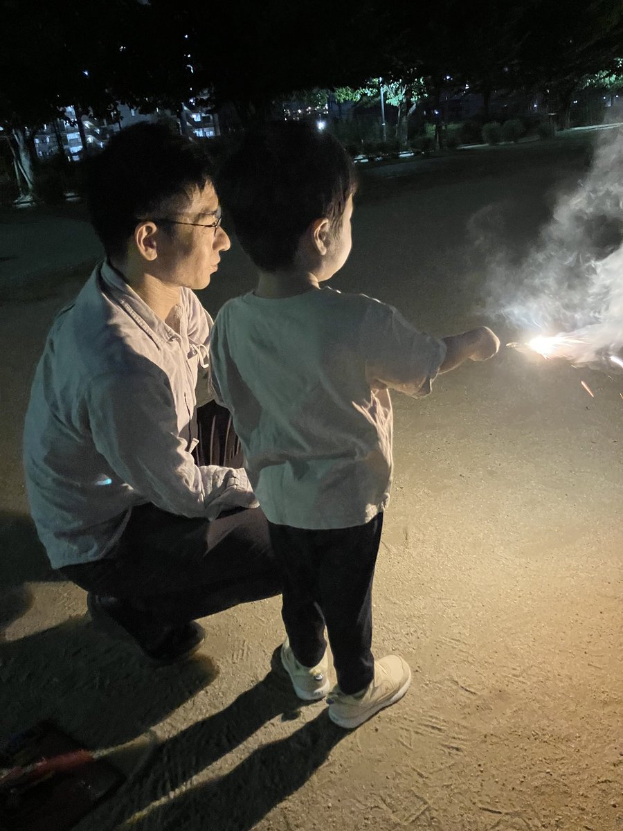 asano_san's tweet photo. 人生初めての花火🎆🔰 https://t.co/8lvW8whqOK