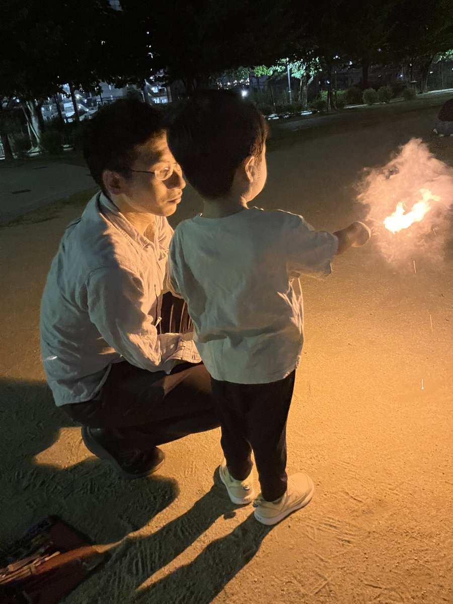 asano_san's tweet photo. 人生初めての花火🎆🔰 https://t.co/8lvW8whqOK