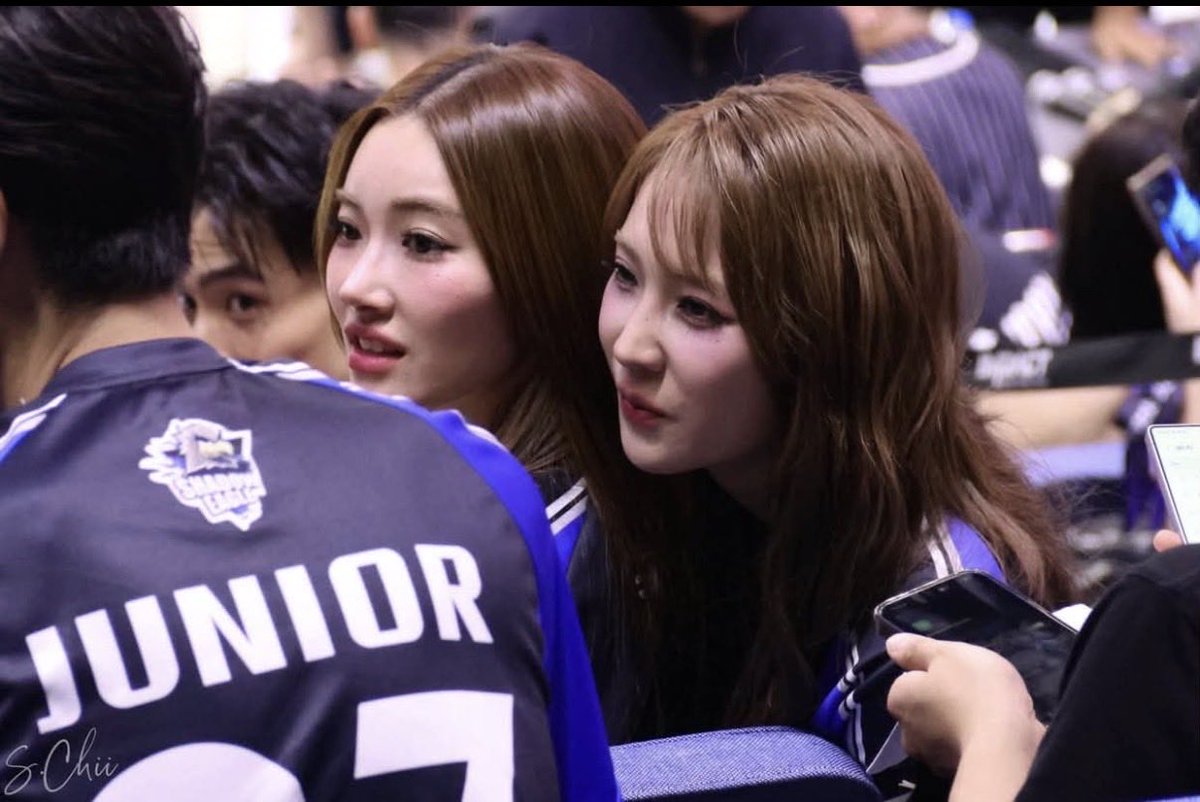 J3Jewel's tweet photo. Wait is JJ sitting on Jan’s lap 
or is it just the camera angle 😩🤯🩵

#JANHAE ll #JanJingjing https://t.co/NucxOdWbXp