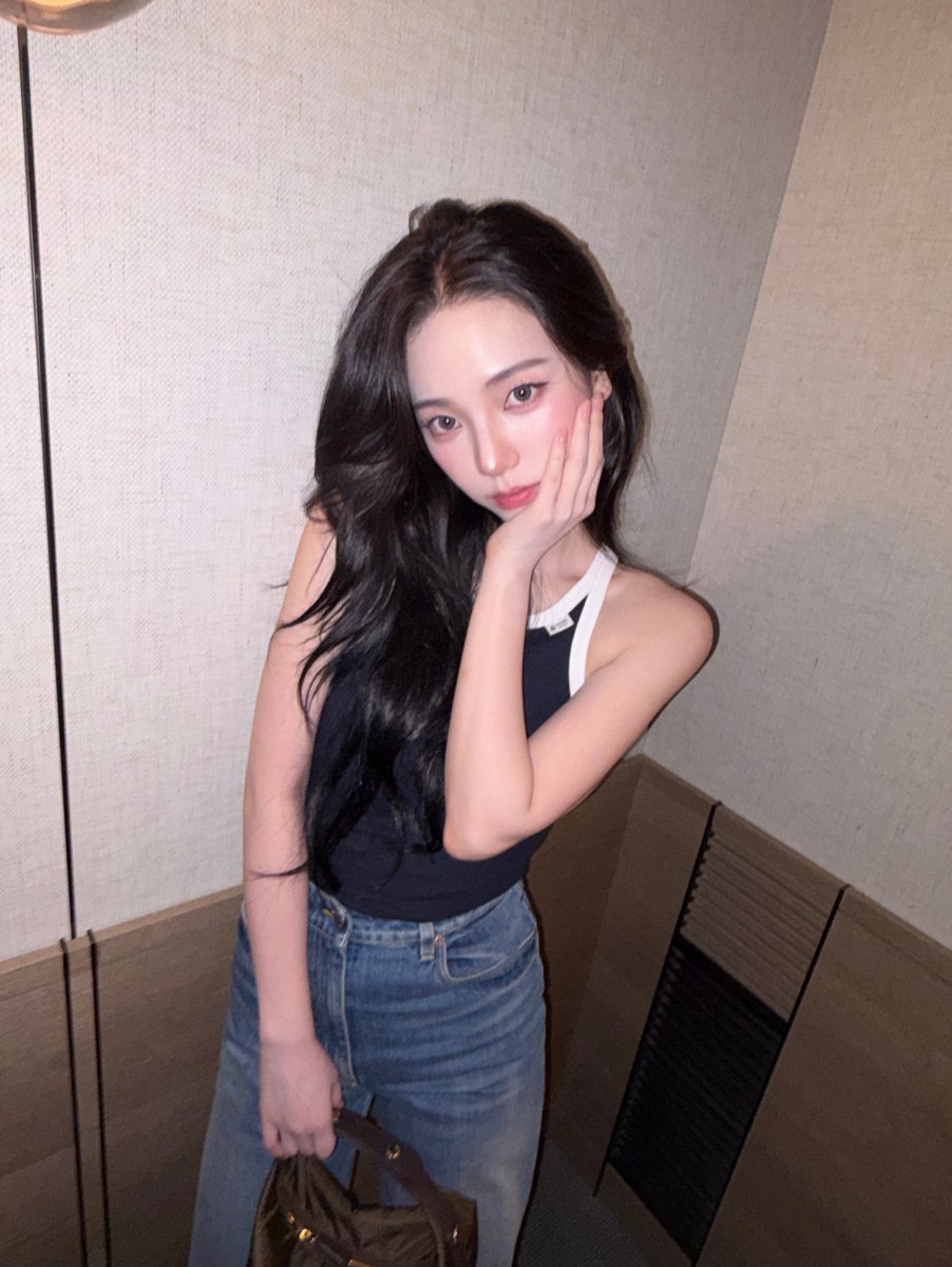 karloops's tweet photo. KARINA??!?! SHE LOOKS INSANELY GOOD OMG 😭 https://t.co/jHMxuBhFwF
