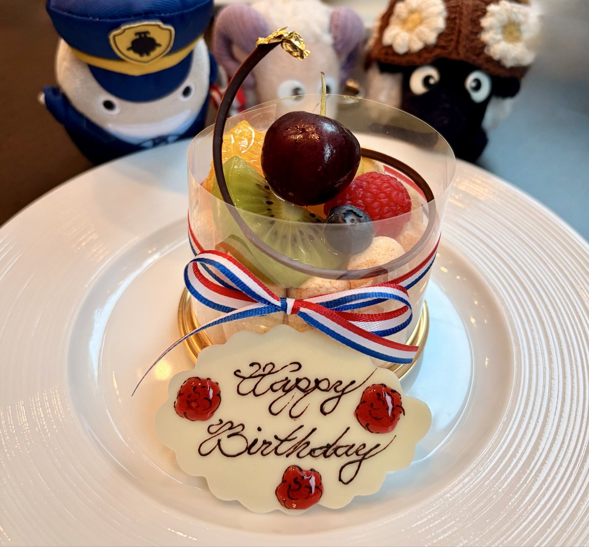 munyastray's tweet photo. セルリアンタワーで誕生日アフヌンでした🎂( ᐡ.  ̫ .ᐡ )お店からバースデーケーキをプレゼントしていただいた！ありがたい

スタンドのリボンが可愛くて「可愛いですね」とスタッフさんに伝えたら なんとそのお姉さん自身のアイデアだったサプライズ https://t.co/Vi7oGBMDaU