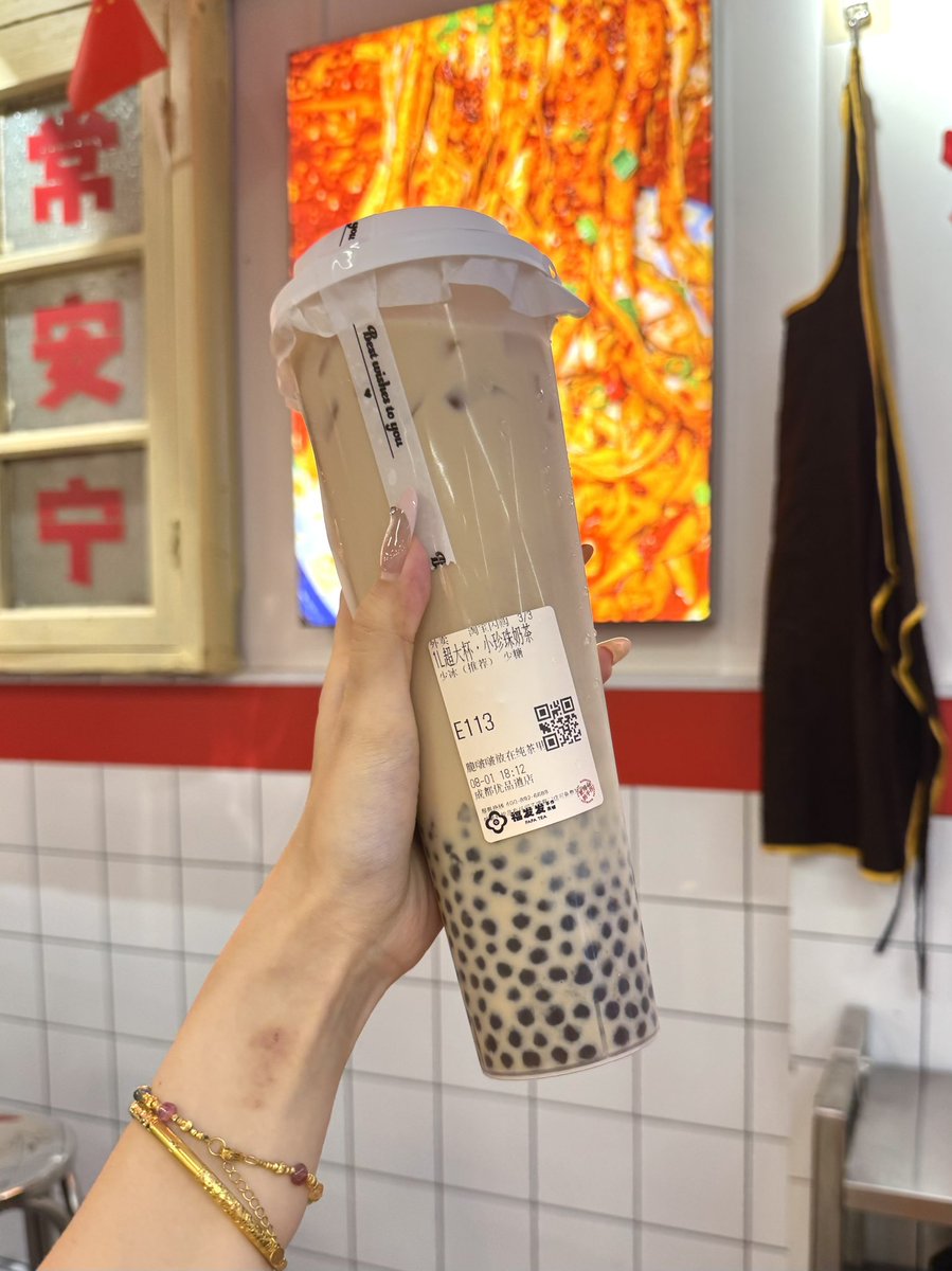 Shae_131's tweet photo. 8月第1天，喝1杯奶茶不过分吧🥤
低血糖患者喝完这杯都能正步踢到拉萨！ https://t.co/qXshwcEuRf