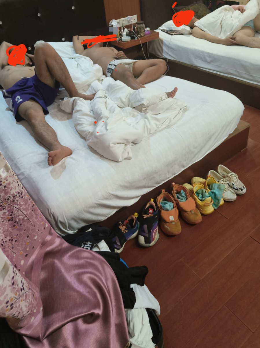 DeeWei23407's tweet photo. 在大理住宿，隔壁房间是一个员工宿舍，晚上睡觉他们没关门……我两点多进去中间那个小哥裤衩拖到一半睡着了……我偷偷吃了一会，然后就走了 https://t.co/I0seCPddNT