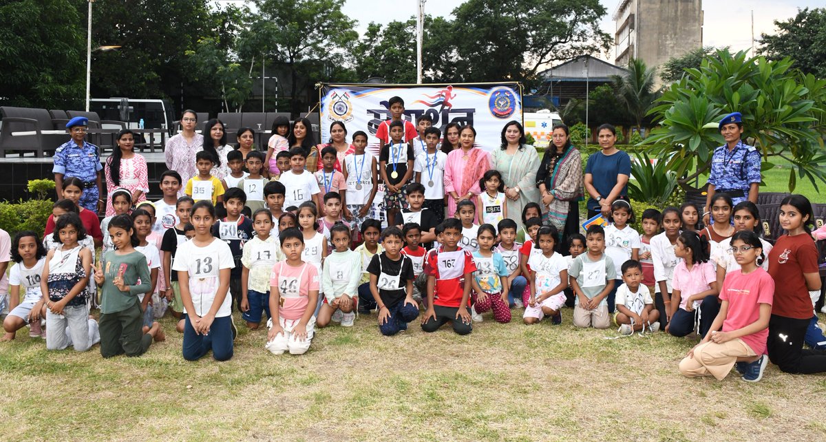 RCWA106RAF's tweet photo. 🏃‍♀️🏅 हर कदम स्वस्थ भविष्य की ओर।
RCWA #106BN RAF द्वारा आयोजित मैराथन प्रतियोगिता में बल के कार्मिकों के बच्चों ने उत्साहपूर्वक भाग लिया। RCWA की अध्यक्षा श्रीमती शुभ्रा कांत ने विजेताओं को पदक प्रदान कर सम्मानित किया एवं सभी प्रतिभागियों का उत्साहवर्धन किया।
#Marathon #FitIndia https://t.co/NMfMgwtXMw
