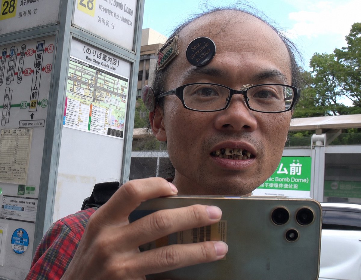 yosshie34's tweet photo. 広島で眼鏡にガムが付いてるサヨクがしつこく絡んで来たんだよね。　気持ち悪かった。
＃移民政策反対デモ　＃自民党 https://t.co/OJCLgaimxZ