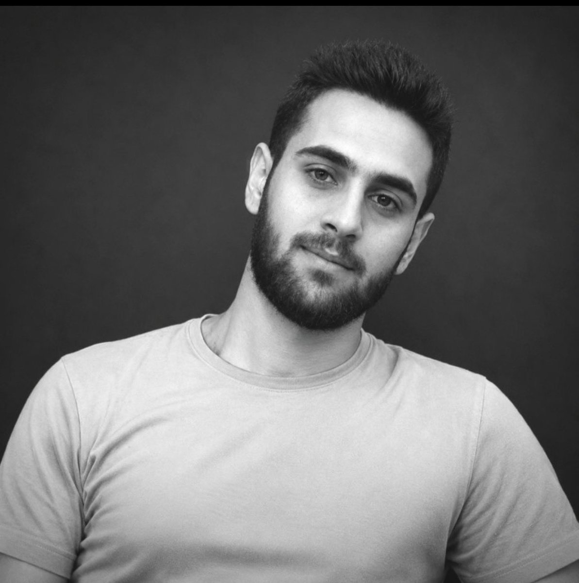 javidshahalways's tweet photo. گه شیفته فراهانی مگه تو زندان های ایران نمی رقصیدن ؟ 
این جووون خوش تیپ برومند هم امروز توسط جمهوری کثیف اسلامی ، جاوید نام شد 
تو خیابون کم کشتن حالا دارن بازماندگان انقلاب شیر و خورشیدم سلاخی میکنن 
بشینین تا امثال من در فردای آزادی اجازه بدیم حکم اعدام لغو شه 
#آروین_خیرخواه https://t.co/pGdwGHjXuS
