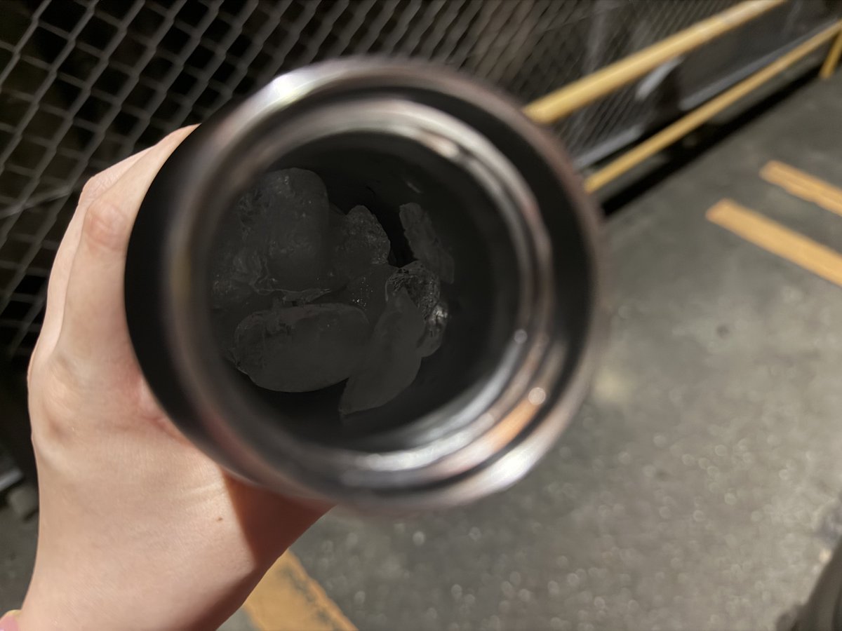 _SpBv4's tweet photo. 今日のドームにロマン飛行の時に買った水筒持ってったんだけどまじですごいねこれ、あの灼熱の中連れ回したのに終演後まで全然氷溶けなかったよ。
もったいなくてずっと使ってなかったけど今後愛用確定☝🏻(ᴖ ̫ᴖ  )♪ https://t.co/DZwvL7DDu0