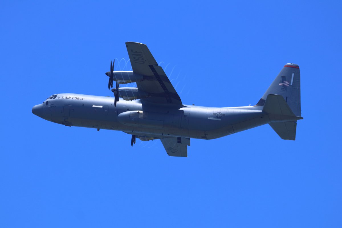 somat_ta's tweet photo. 嘉手納基地で撮ったUSAFのC-130 Hercules 15-5817
プロペラからからベイパー出てる写真が高確率で撮れますね!
離陸は歩道橋から、着陸は道の駅かでなから撮りました
#LockheedMartin
#C_130
#C130
#Hercules
#USAF
#UnitedStatesAirForce
#RODN
#DNA
#嘉手納基地
#道の駅かでな https://t.co/Y9teyaWatO